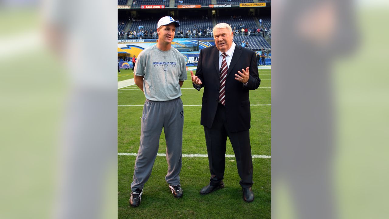 Raiders fans honor John Madden before Chargers game