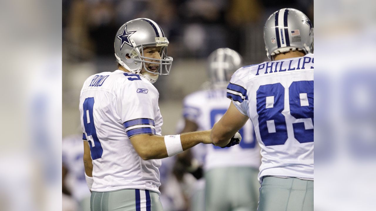 Philadelphia Eagles defensive end Darren Howard (90) hits Dallas Cowboys  quarterback Tony Romo (9) as throws the ball in first half action in the  NFL - NFC Playoffs football game between the