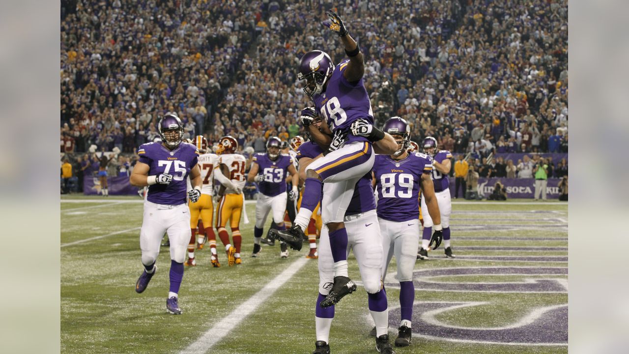 Adrian Peterson #28 of the Minnesota Vikings rushes Stock Photo