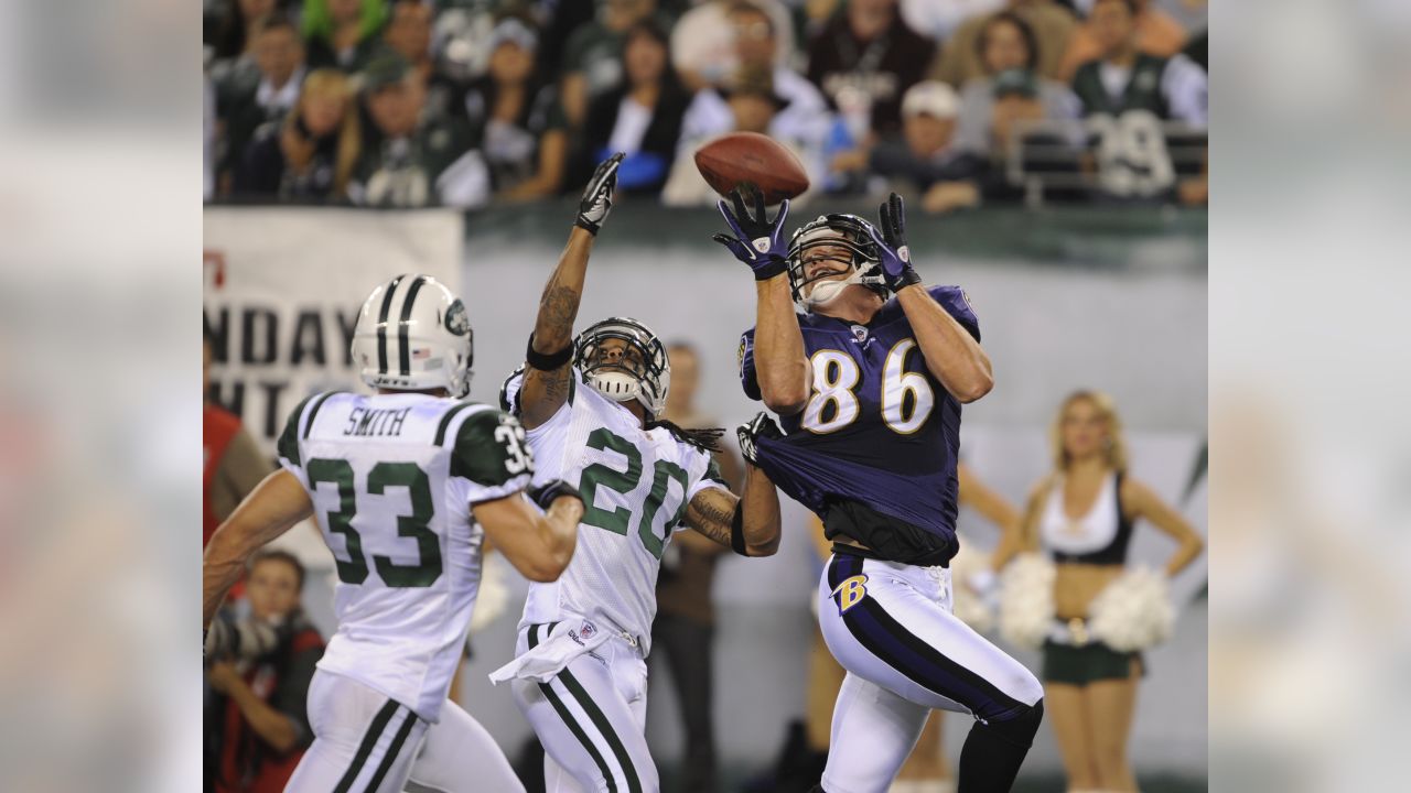 Baltimore Ravens' Todd Heap (86) attempts to catch a pass as New York Jets'  Kyle Wilson (20) and Eric Smith defend during the first quarter of an NFL  football game at New