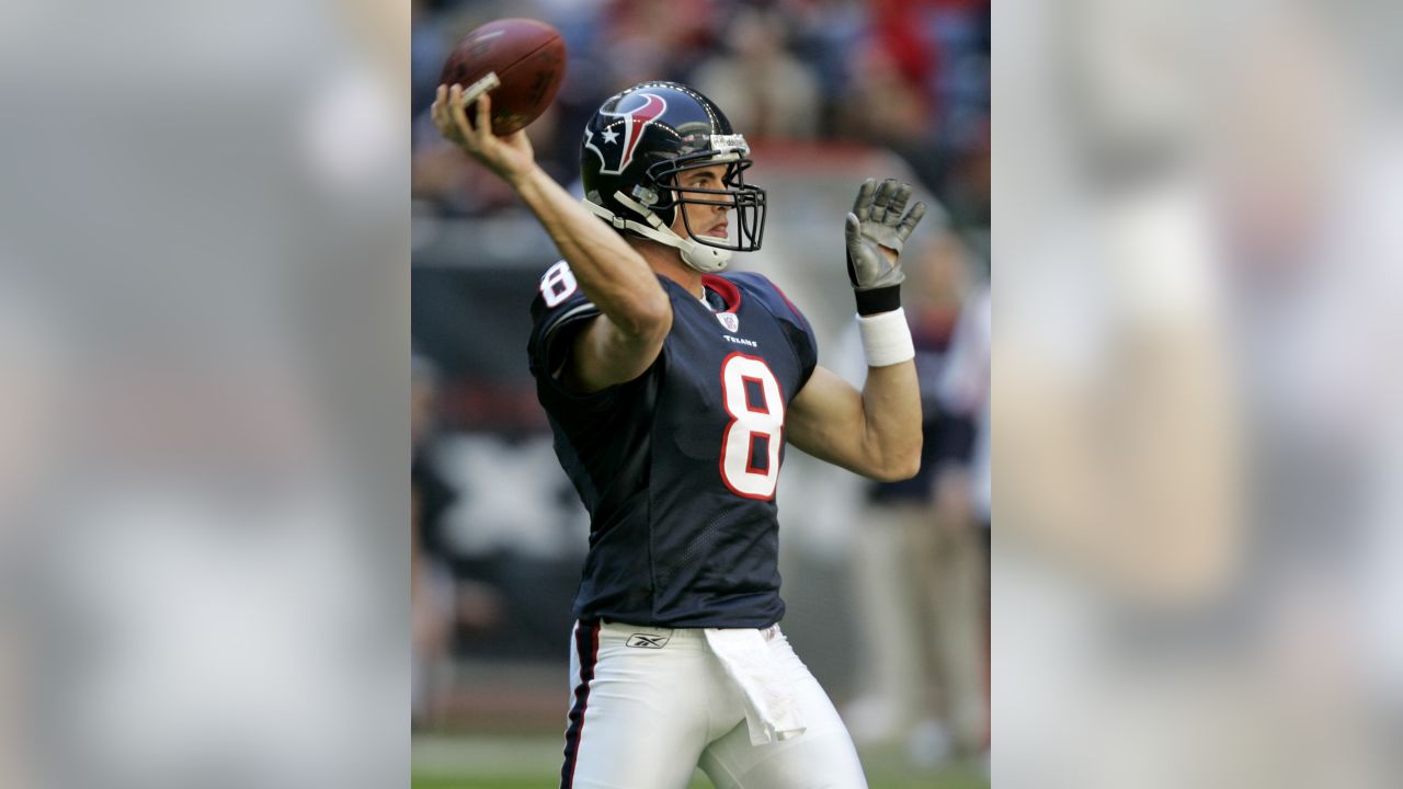 Quarterback David Carr of the Houston Texans throws a screen pass