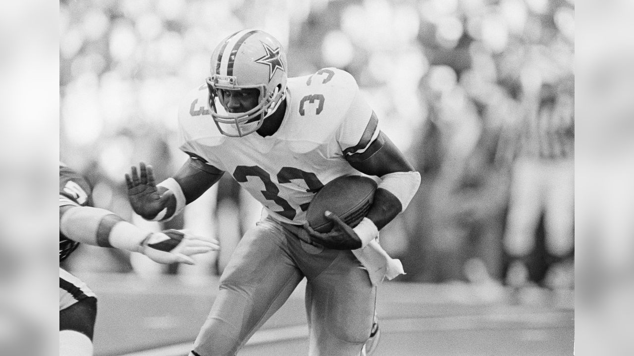 CIRCA 1980's: Running back Tony Dorsett of the Dallas Cowboys carries  News Photo - Getty Images