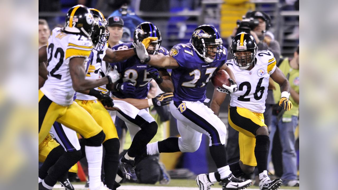 Baltimore Ravens Chester Taylor (29) leaps into the endzone past Pittsurgh  Steelers defenders Troy Polamalu (43)