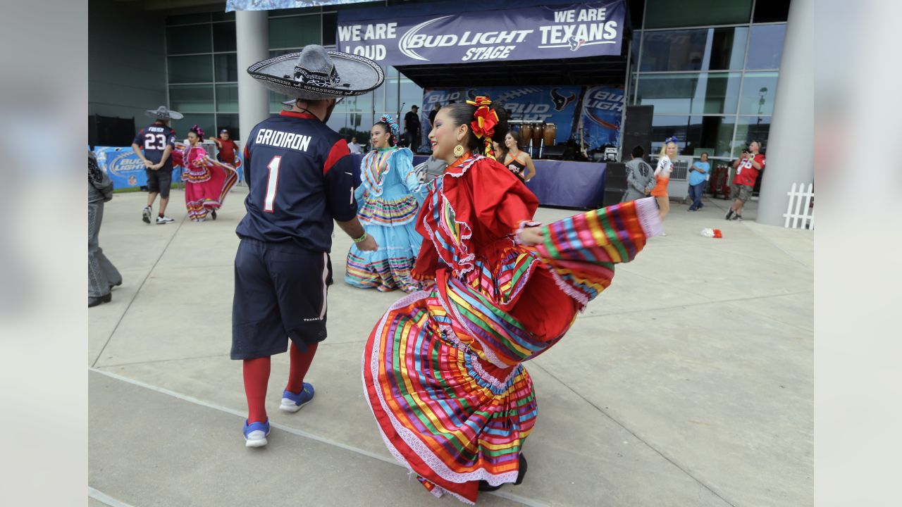 Fans celebrating Hispanic Heritage Month watch the Miami Dolphins and  Dallas Cowboys warm up before a NFL football game in Arlington, Texas,  Sunday, Sept. 22, 2019. (AP Photo/Ron Jenkins Stock Photo - Alamy