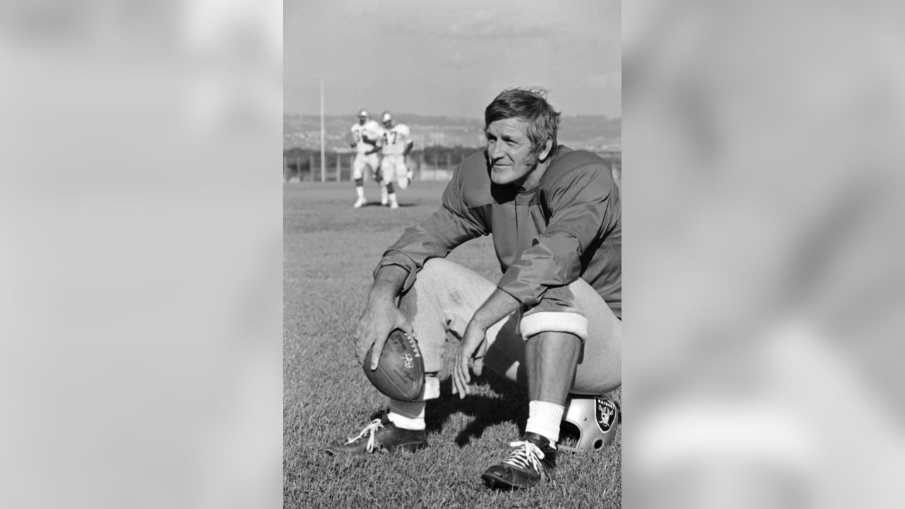 GEORGE BLANDA 8X10 PHOTO OAKLAND RAIDERS PICTURE NFL FOOTBALL ON THE BENCH