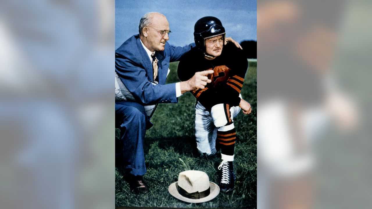 Chicago Bears quarterback Sid Luckman shown Oct. 1939. (AP Photo Stock  Photo - Alamy