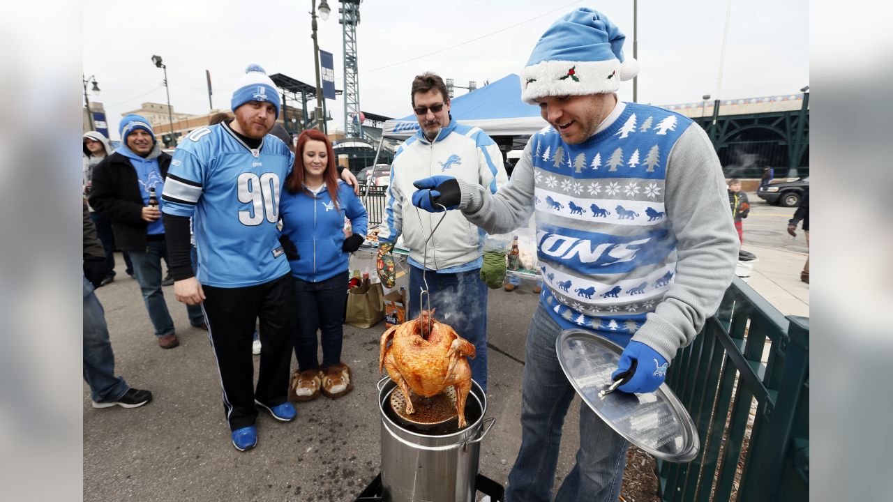 Photo: NFL fans tailgate on Thanksgiving Day at AT&T Stadium -  ARL2015112601 