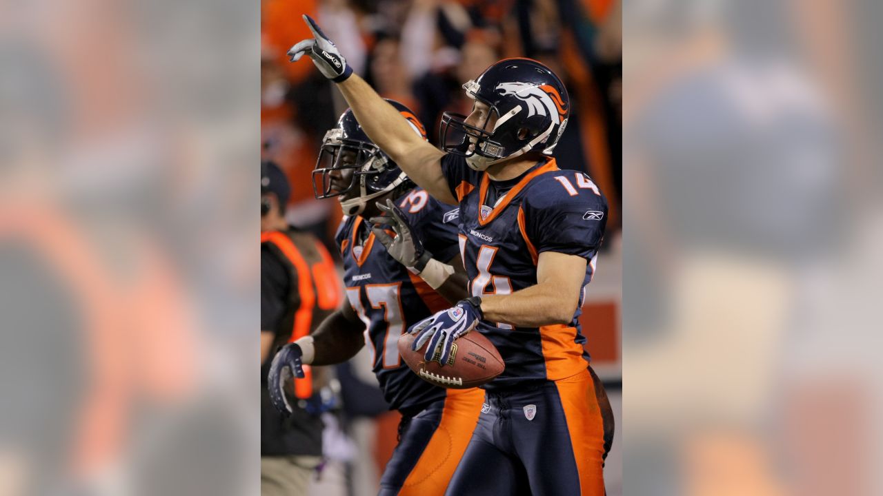 25 November 2007: Tennessee Titans kicker Rob Bironas (2) against