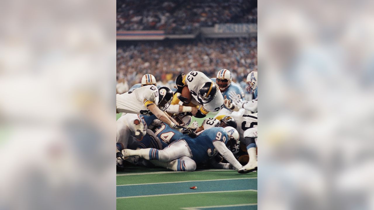 Earl Campbell, center, of New Orleans Saints, goes against Terry