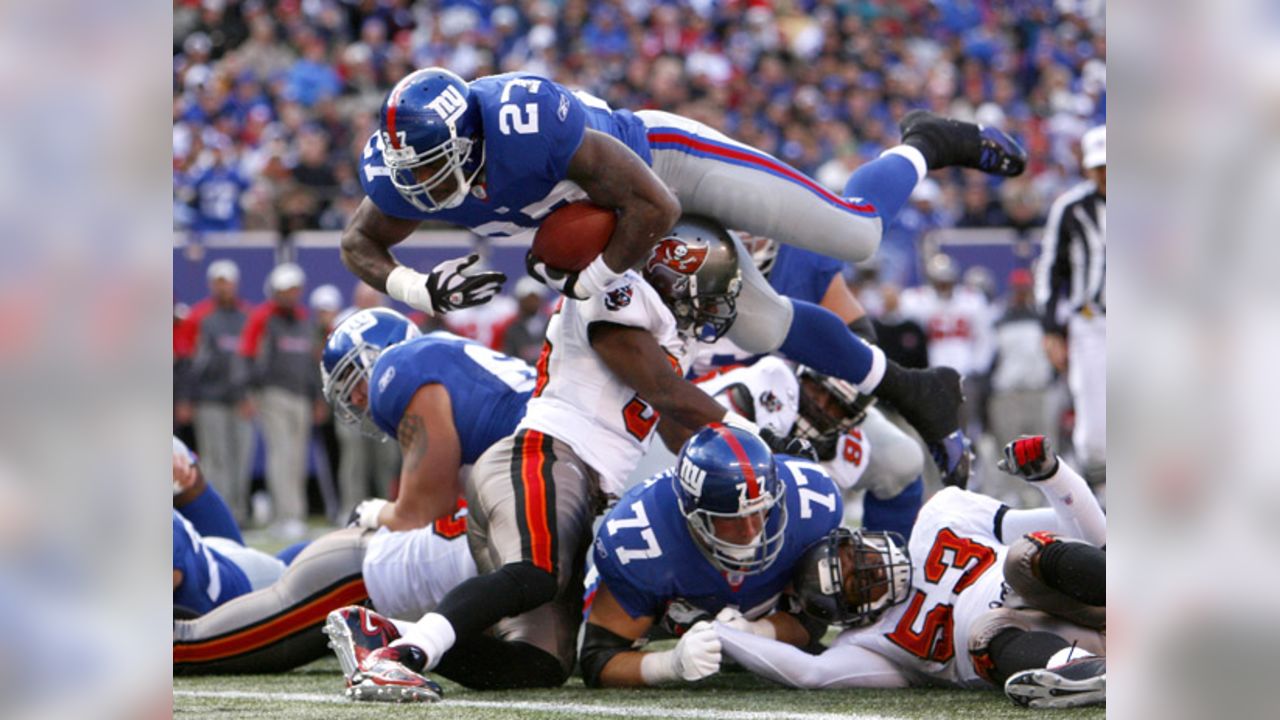 Osi Umenyiora of the New York Giants taunts quarterback Drew Bledsoe  News Photo - Getty Images