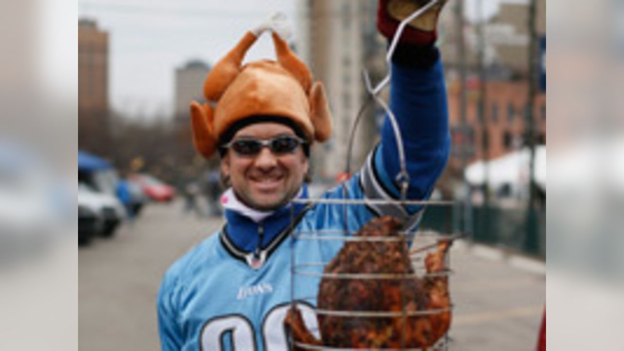 Steve Naylor, right, and his wife Janie, carve a Thanksgiving turkey while  tailgating prior to the Dallas Cowboys and Oakland Raiders game at AT&T  Stadium in Arlington, Texas on November 28, 2013.