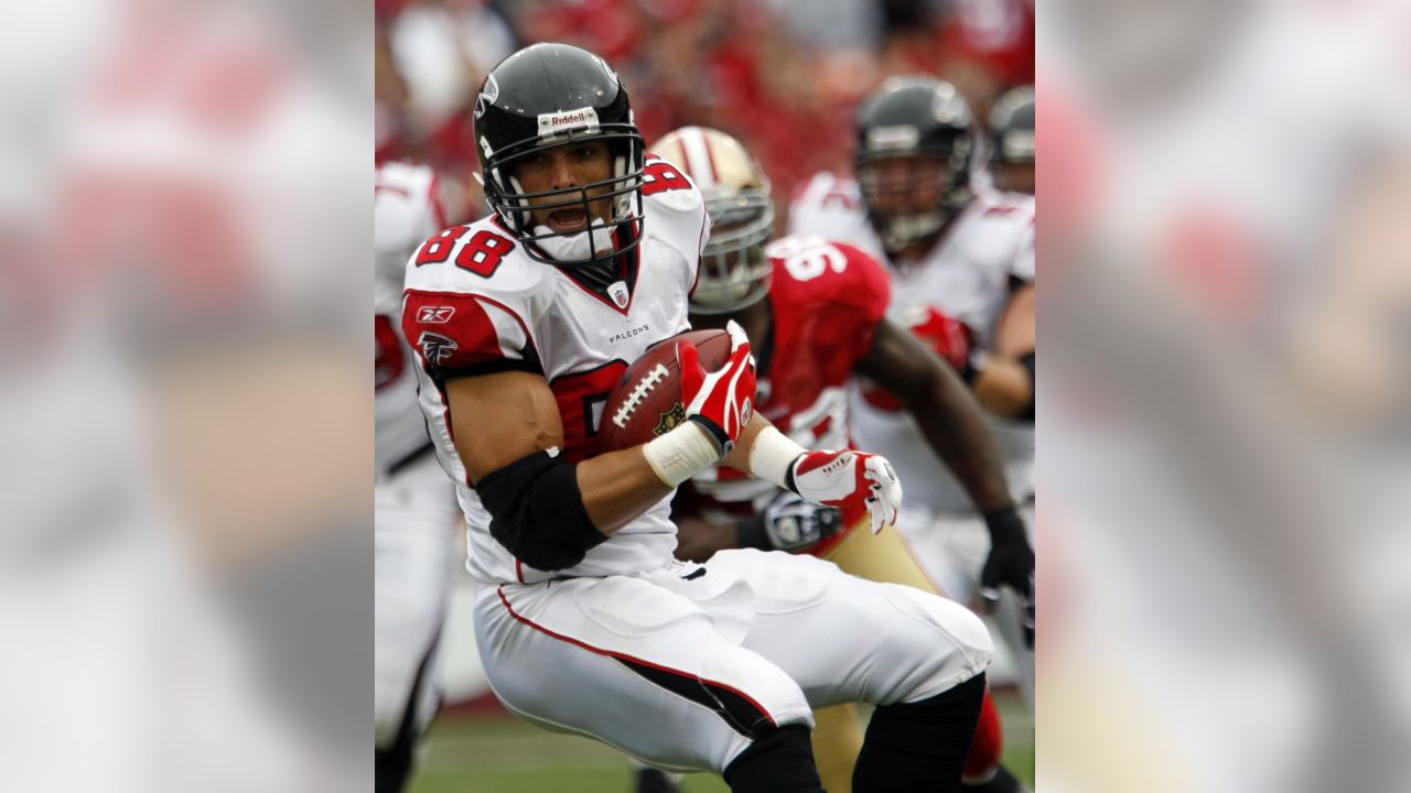 Atlanta Falcons tight end Tony Gonzalez (88) before an NFL football game  against the San Francisco 49ers in San Francisco, Monday, Dec. 23, 2013.  (AP Photo/Tony Avelar)