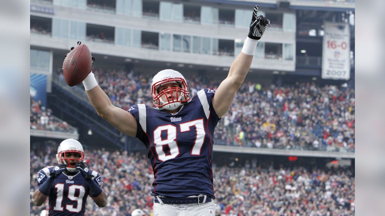 New England Patriots' Rob Gronkowski (87) makes a touchdown