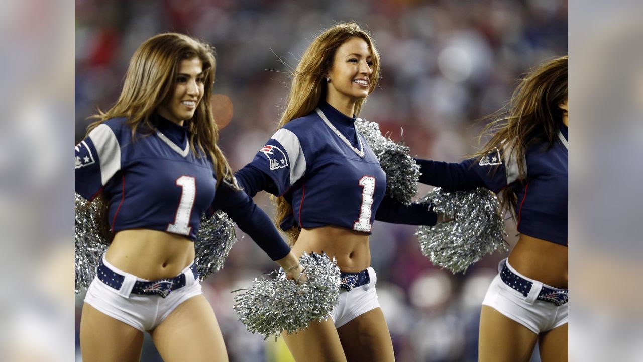 1,740 2012 Nfl Cheerleaders Stock Photos, High-Res Pictures, and Images -  Getty Images