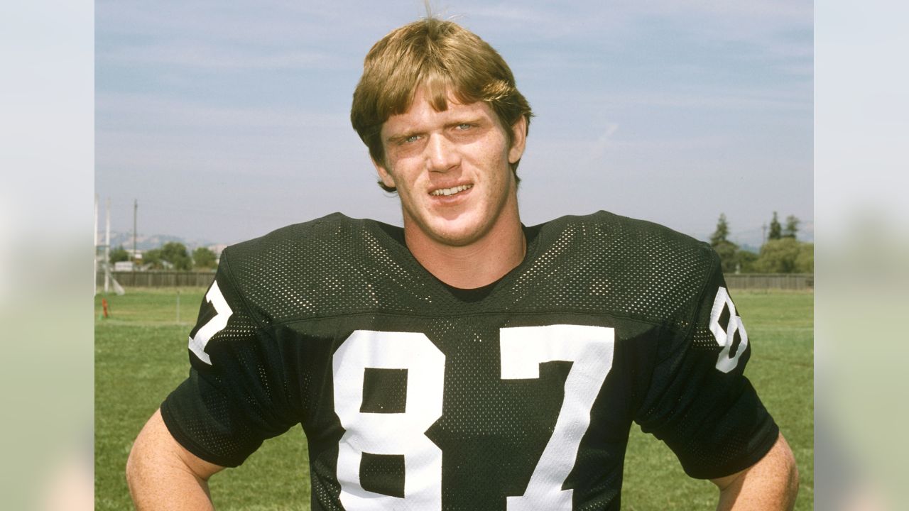 Dave Casper (87) of the Oakland Raiders is shown in 1977. (AP Photo Stock  Photo - Alamy