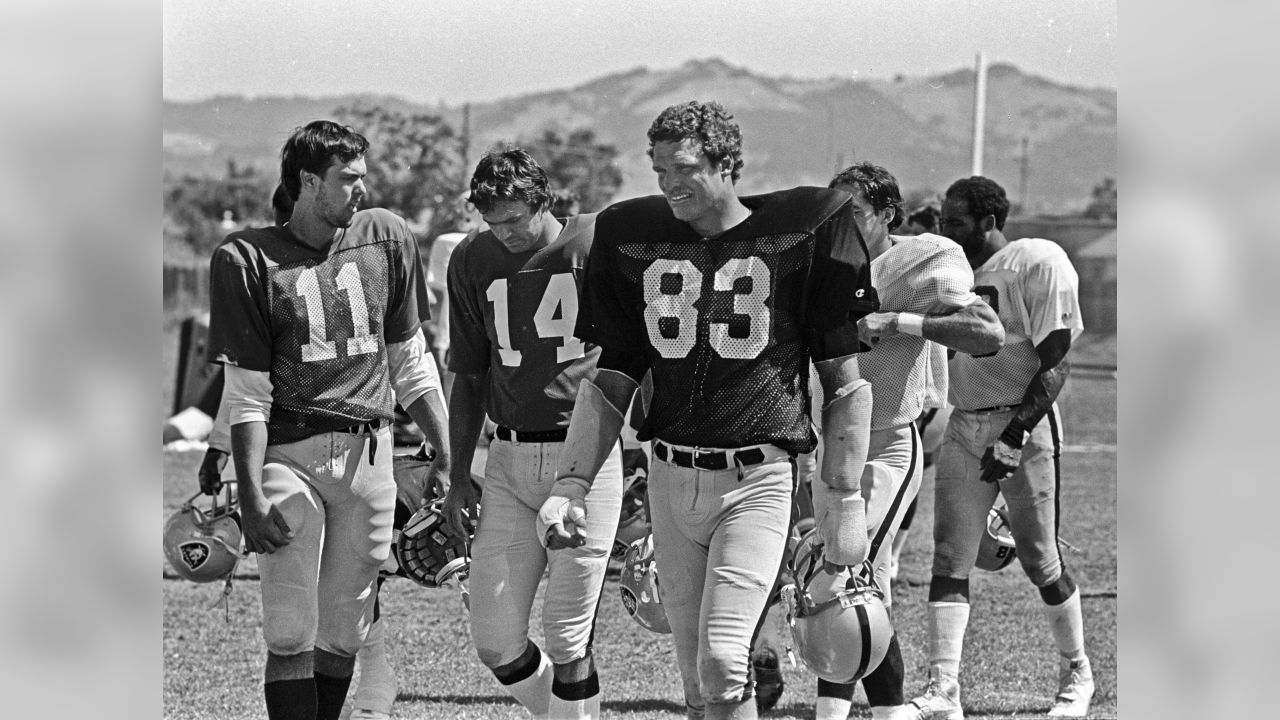 Former Oakland Raiders linebacker Ted Hendricks speaks during a