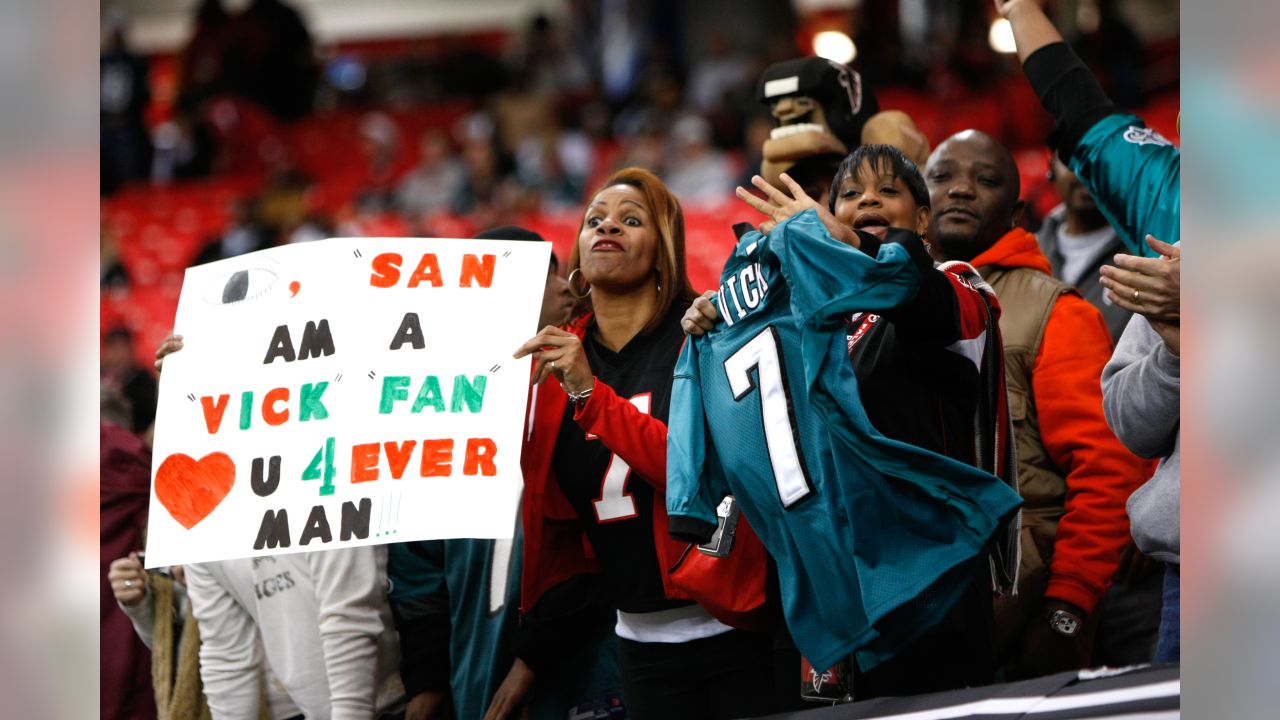 Michael Vick wins over fans in return to Atlanta - The San Diego  Union-Tribune