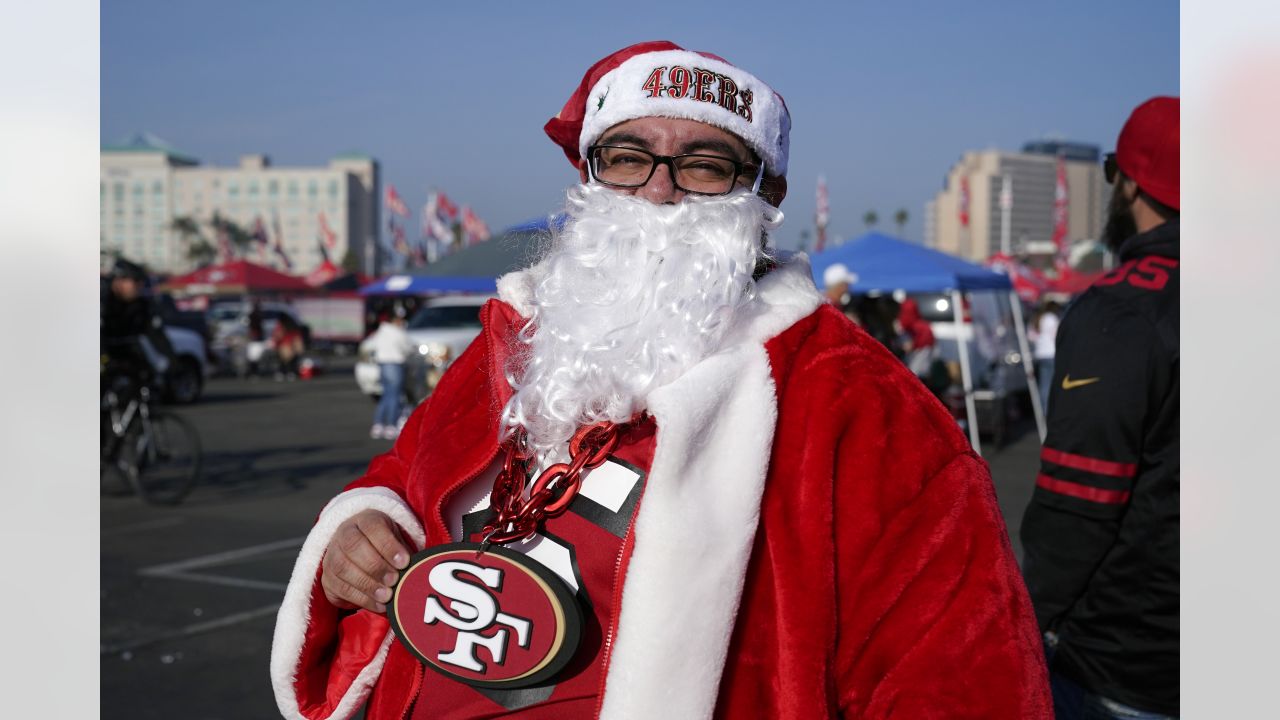 Chiefs' JuJu Smith-Schuster dresses as Grinch for Christmas Eve game