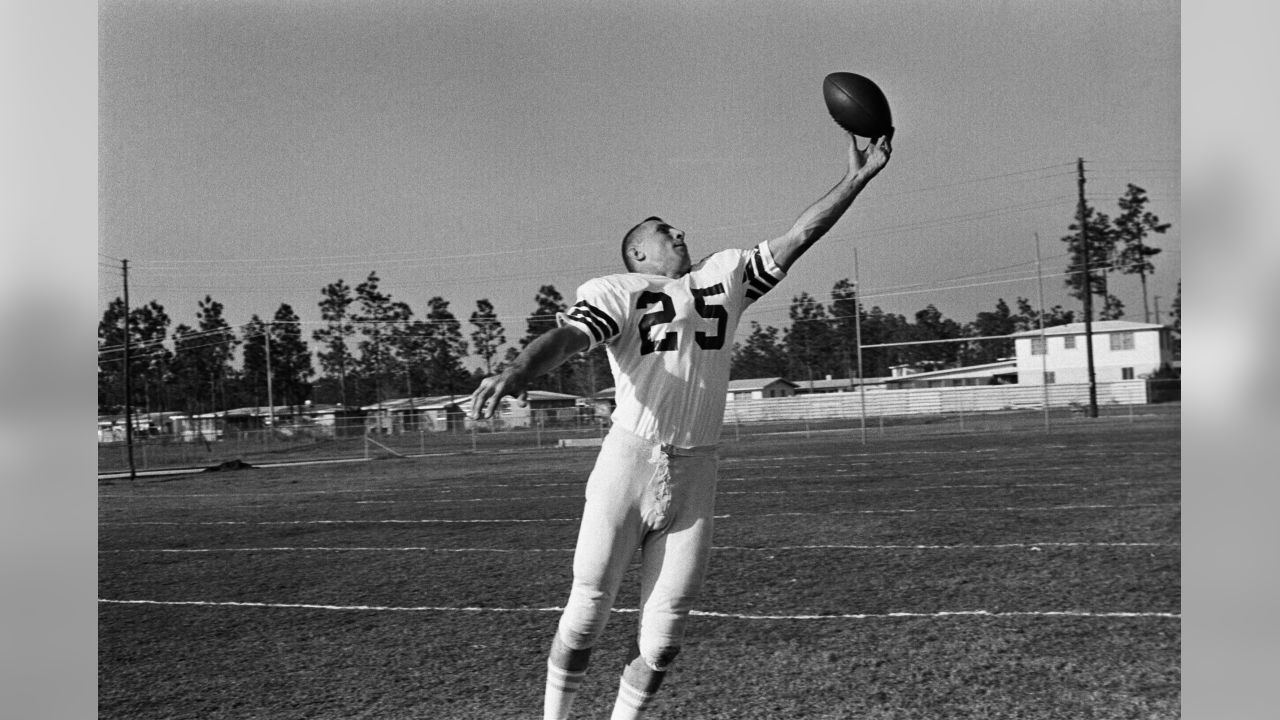 OAKLAND, CA - CIRCA 1970's: Wide Receiver Fred Biletnikoff of the