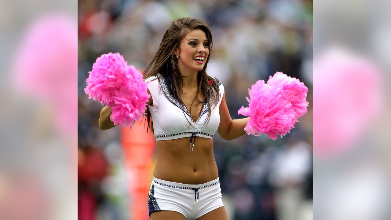 Titans Cheerleader Catches Punt with Poms, Cheerleader catching punts with pom  poms! 