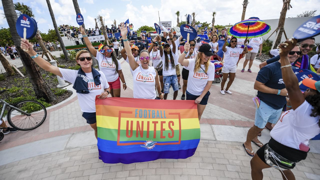 The NFL family came through for the #Pride parade in Los Angeles