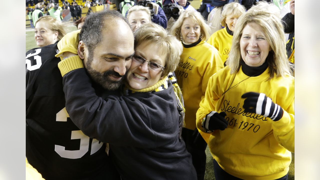 Fans line up to meet Pittsburgh Steeler hall of famer Franco