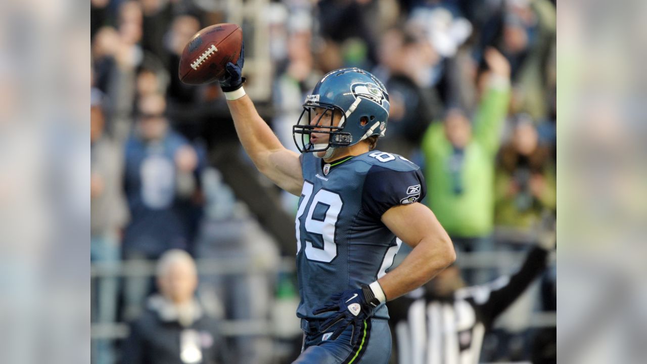 Seattle Seahawks running back Marshawn Lynch, right, scores on a 31-yard  touchdown run against the New Orleans Saints during the fourth quarter of  an NFC divisional playoff NFL football game in Seattle