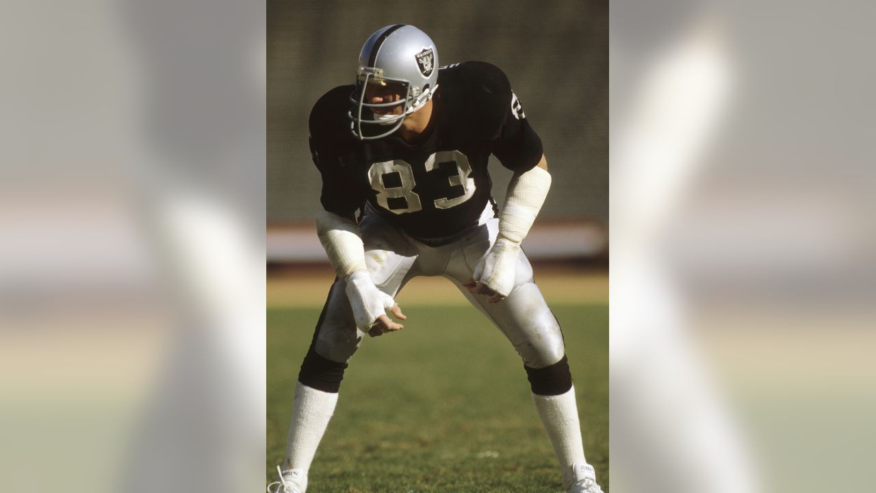 Former Oakland Raiders linebacker Ted Hendricks speaks during a