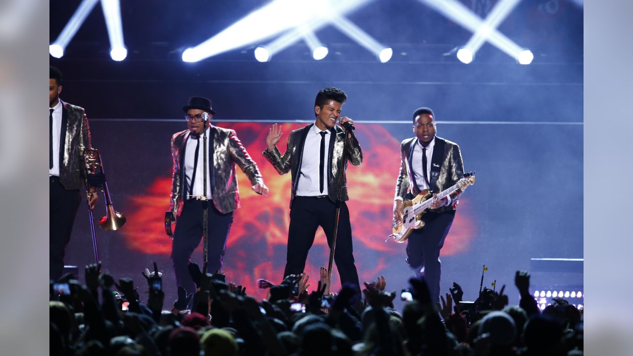 Seattle Seahawks - Seahawks lead Broncos 22-0 at the half.   Time for Bruno Mars halftime. #SB48