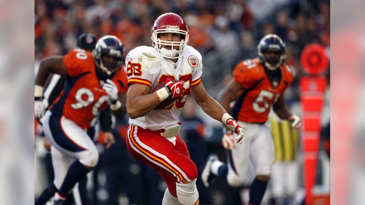 Atlanta Falcons tight end Tony Gonzalez (88) before an NFL football game  against the San Francisco 49ers in San Francisco, Monday, Dec. 23, 2013.  (AP Photo/Tony Avelar)