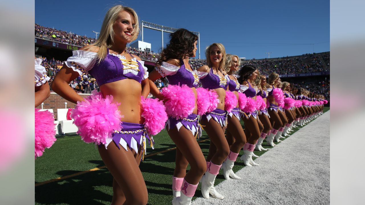 MINNEAPOLIS, MN - NOVEMBER 20: The Minnesota Vikings Cheerleaders