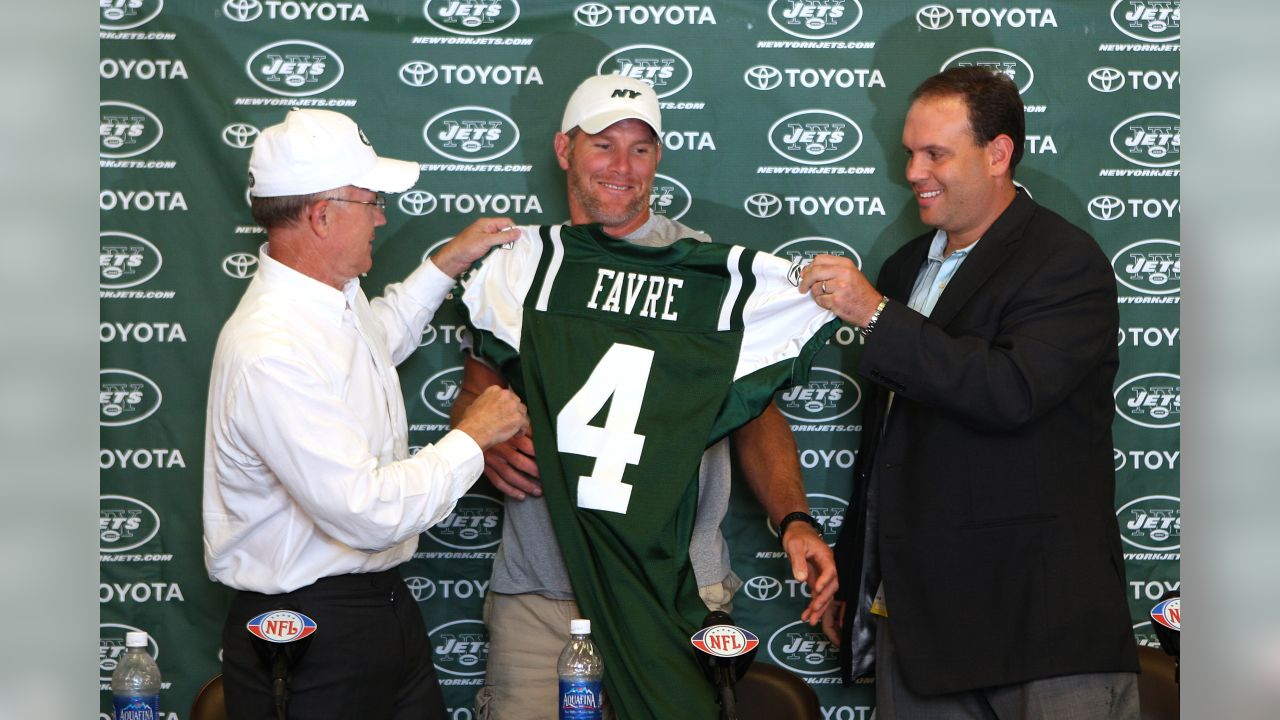 Brett Favre takes a snap at New York Jets training camp on the Hofstra  campus in Hempstead, New York on August 9, 2008. (UPI Photo/John Angelillo  Stock Photo - Alamy