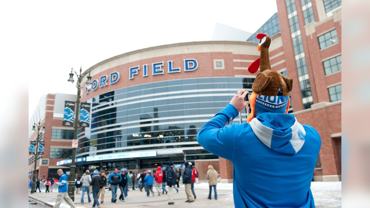 Photo: NFL fans tailgate on Thanksgiving Day at AT&T Stadium -  ARL2015112601 