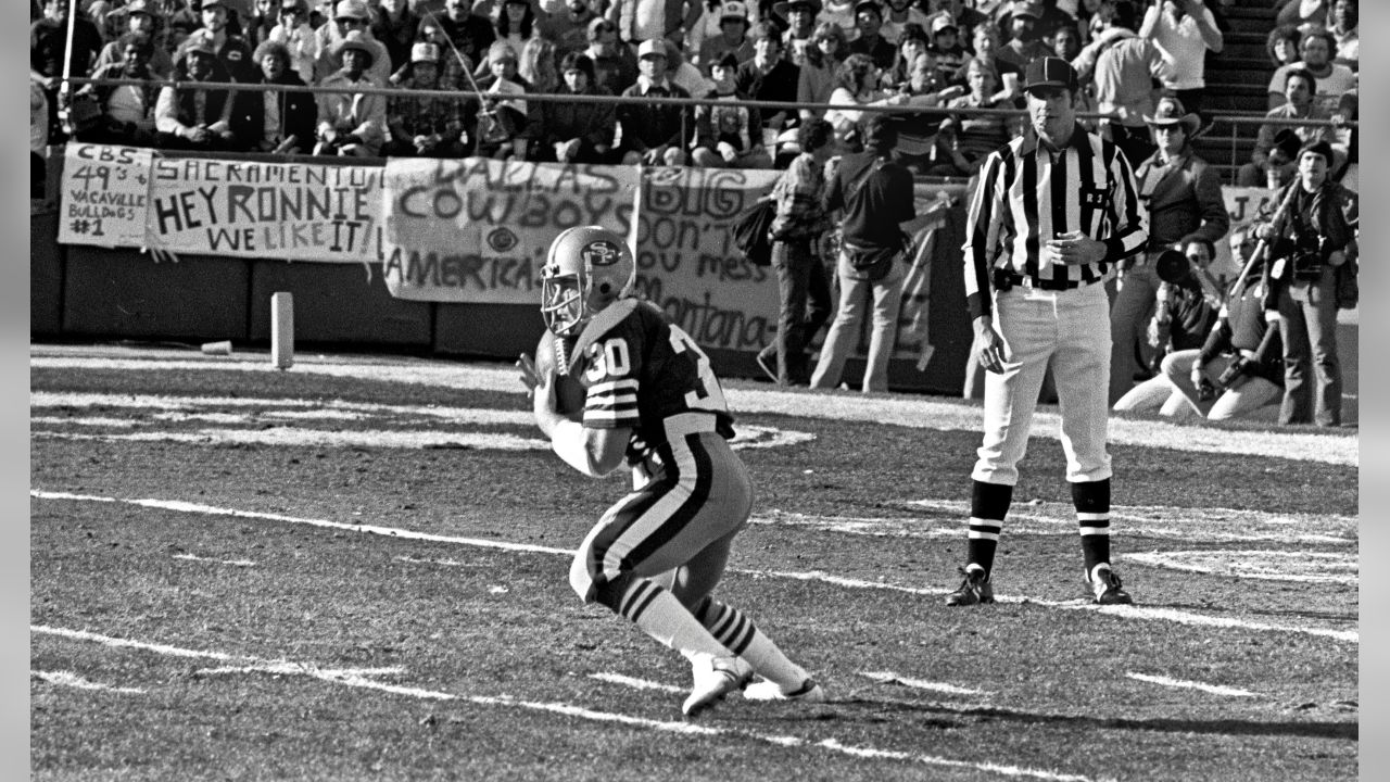 San Francisco, California, USA. 10th Jan, 1982. San Francisco 49ers  vs.Dallas Cowboys at Candlestick Park Sunday, January 10. 1982. 49ers beat  Cowboys 28-27 for Conference Championship. San Francisco Running Back  Johnny Davis (