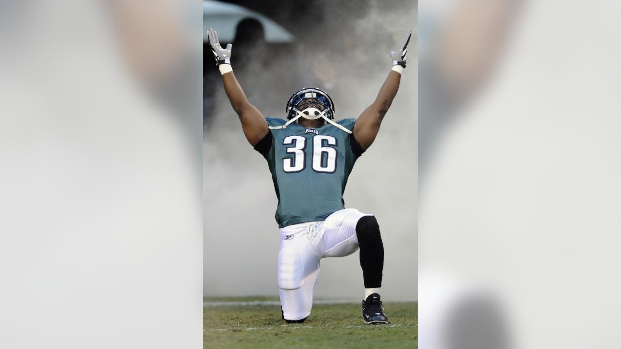 Philadelphia Eagles wide receiver Jason Avant (81) can't come up