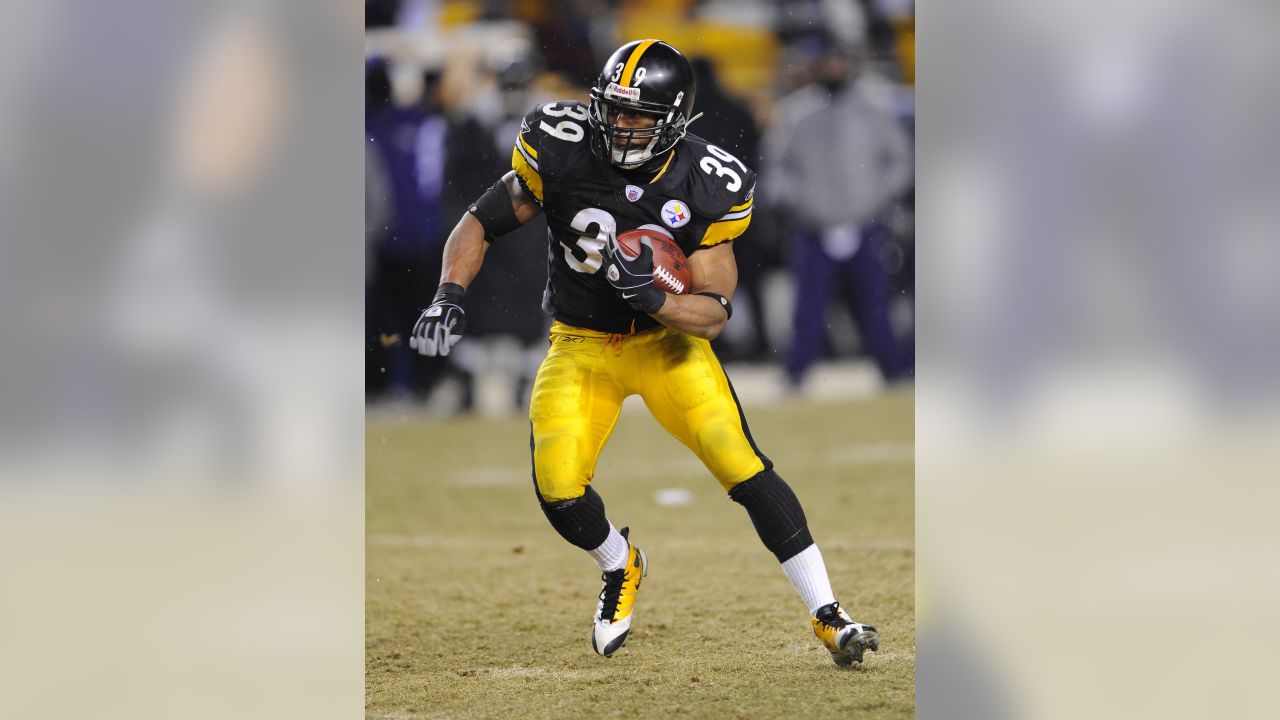 Pittsburgh Steelers Santonio Holmes raises the Lamar Hunt Trophy