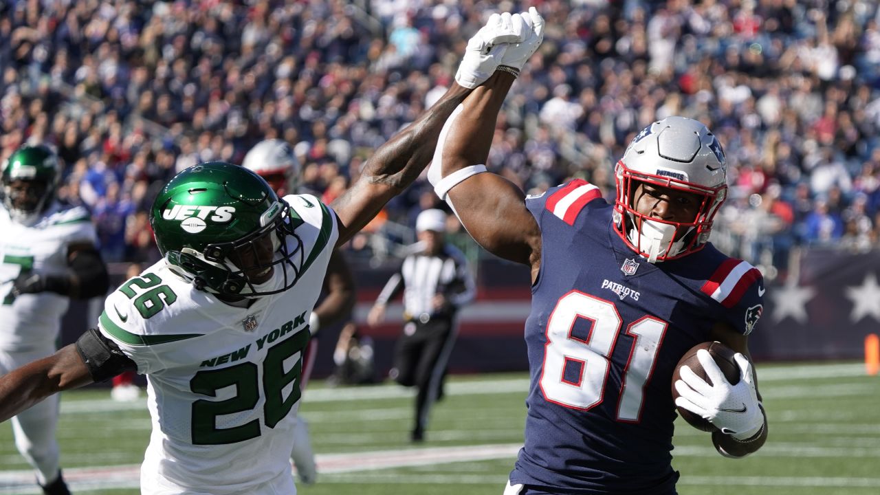 Tennessee Titans tight end Jonnu Smith (81) celebrates his