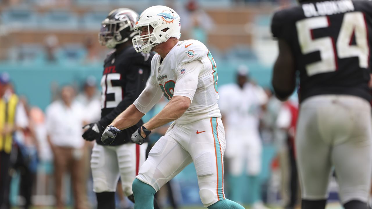 Miami Dolphins tight end Mike Gesicki (88) warms up before taking