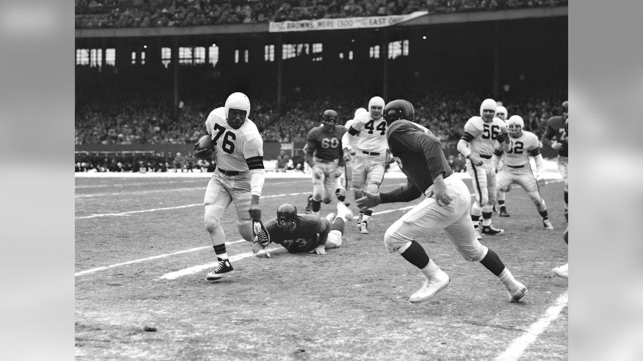 Cleveland Browns fullback Marion Motley (76) gains a yard before being  pulled down by New York Giants' Jim Duncan, right, in 1950. AP Photo Stock  Photo - Alamy