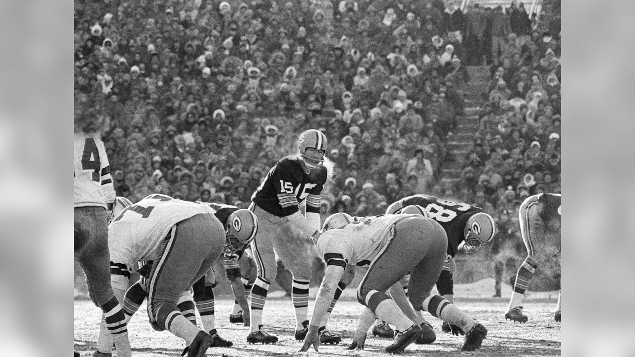 Green Bay Packers Ray Nitschke and Dave Robinson in action, tackle vs