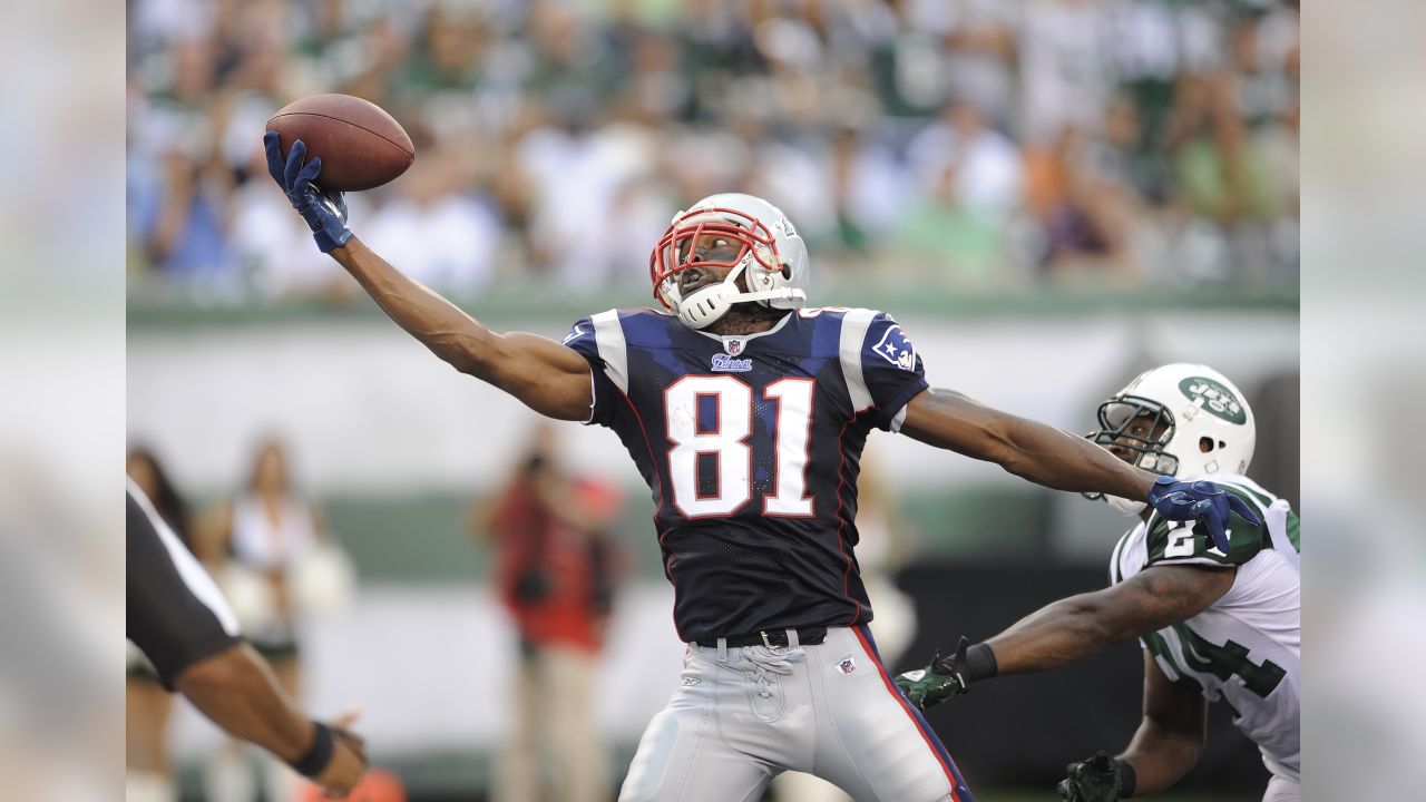 Buffalo Bills' Naaman Roosevelt (18) can't make the catch under