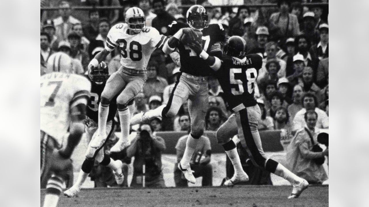 Cornerback Mel Blount of the Pittsburgh Steelers signals to teammates  News Photo - Getty Images