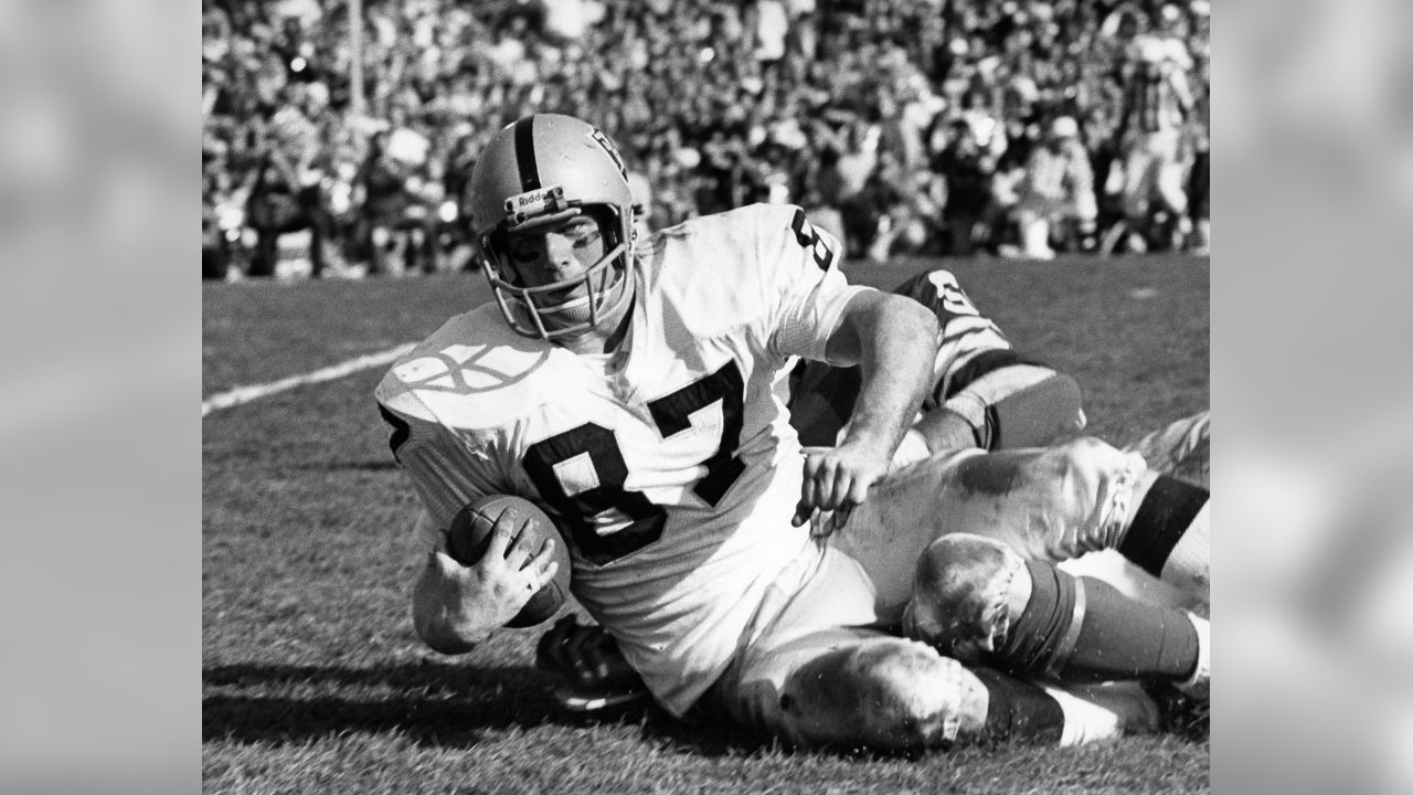 Dave Casper (87) of the Oakland Raiders is shown in 1977. (AP