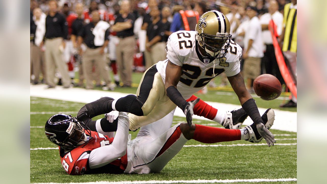 RB Reggie Bush of the New Orleans Saints dives into the endzone for a  News Photo - Getty Images