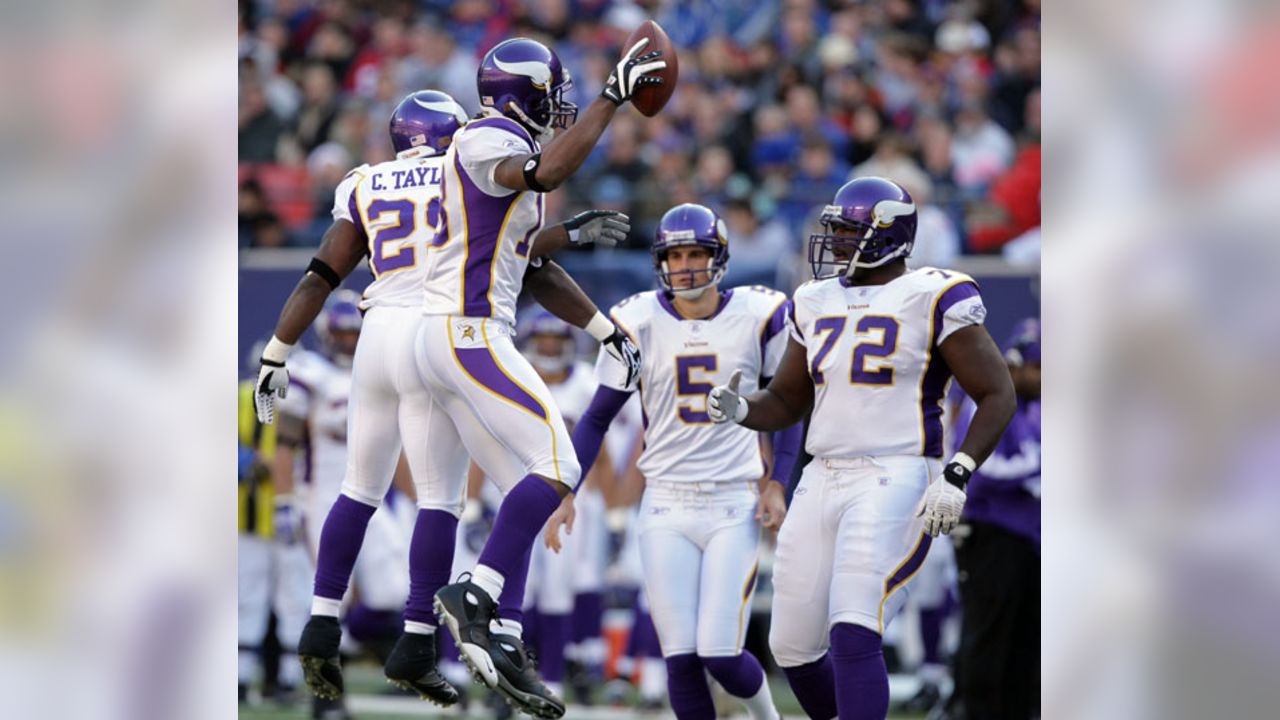 Pittsburgh Steelers wide receiver Nate Washington (85) celebrates after  catching a 17-yard pass for a touchdown as St. Louis Rams cornerback Corey  Chavous, left, runs past during the first quarter of an