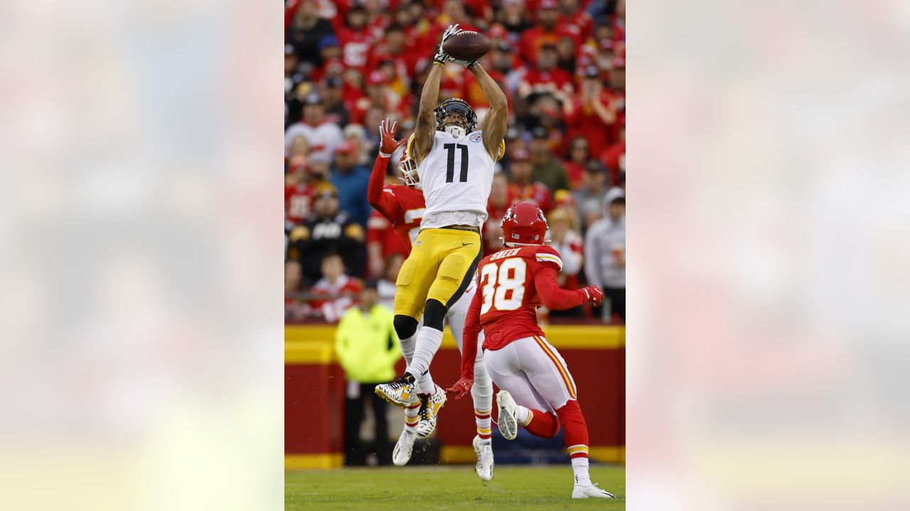 KANSAS CITY, MO - DECEMBER 26: Pittsburgh Steelers outside