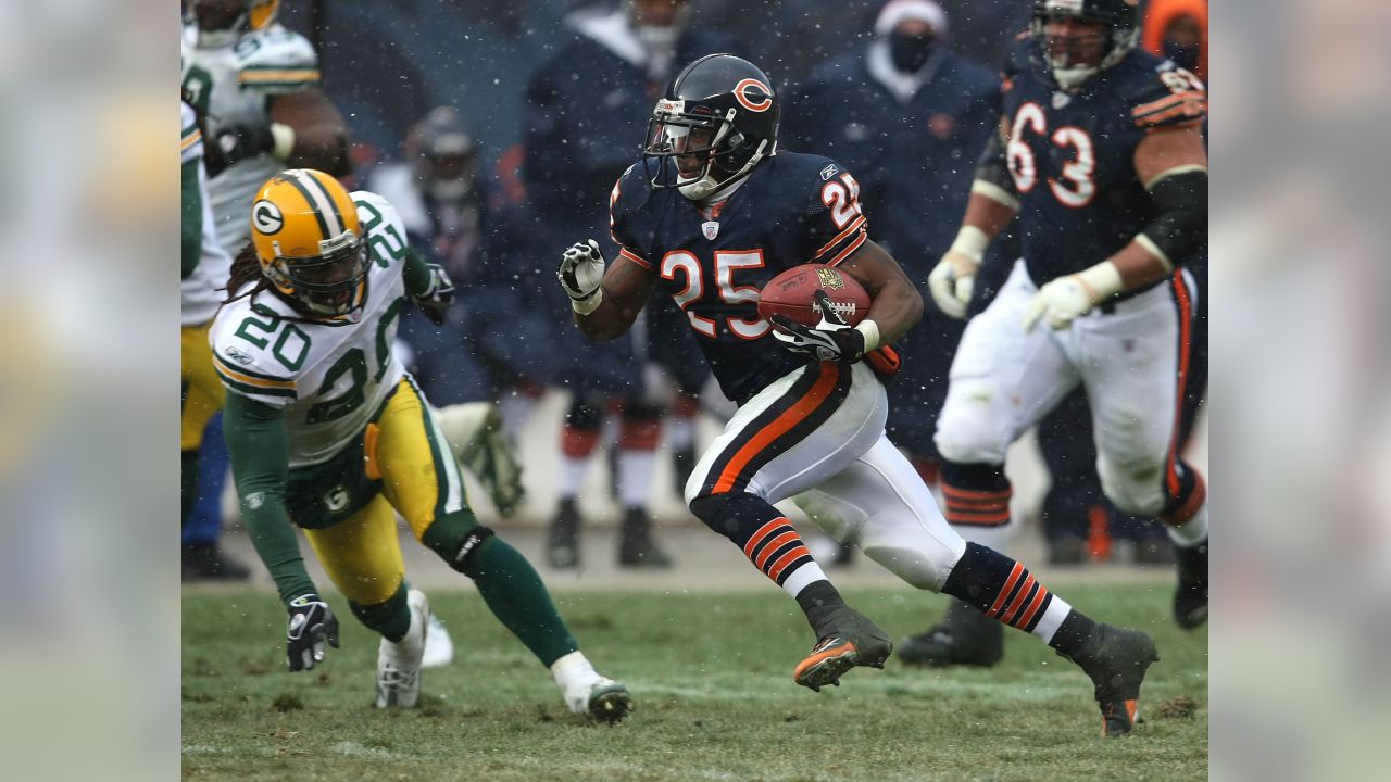 Chicago Bears linebacker Hunter Hillenmeyer (92) tackles Green Bay Packers  receiver Donald Driver (80) after a