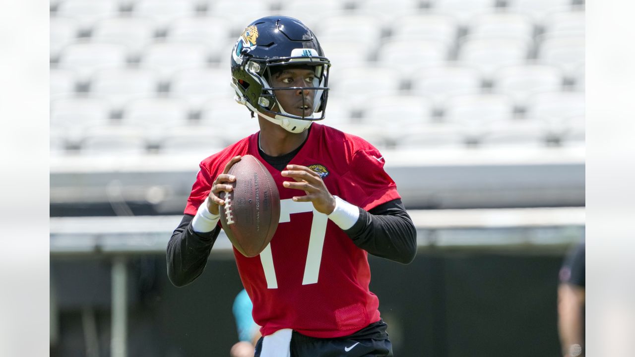 Pittsburgh Steelers offensive tackle Broderick Jones (77), the team's No. 1 draft  pick, warms up during the NFL football team's rookie minicamp in Pittsburgh,  Friday, May 12, 2023. (AP Photo/Gene J. Puskar