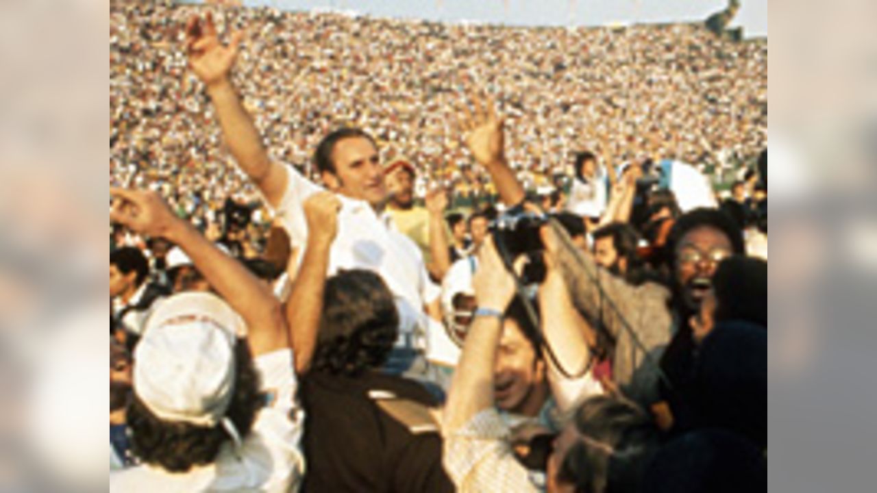 Miami Dolphins' Howard Twilley (81) falls into the corner of the end zone  for touchdown during first quarter of the Super Bowl in Los Angeles, Jan.  14, 1973. Washington Redskins' Pat Fischer (