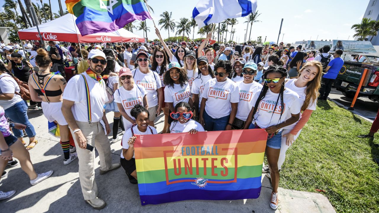 The NFL family came through for the #Pride parade in Los Angeles